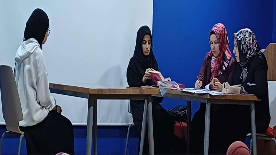 Genç Muhafızlar Hafızlık (Kızlar) ve Genç Nida Kur'an-ı Kerim'i Güzel Okuma  Yarışması